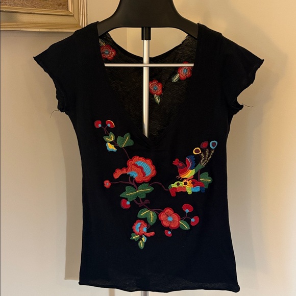 Tops - Floral embroidered black V neck short sleeve artsy folk art tropical